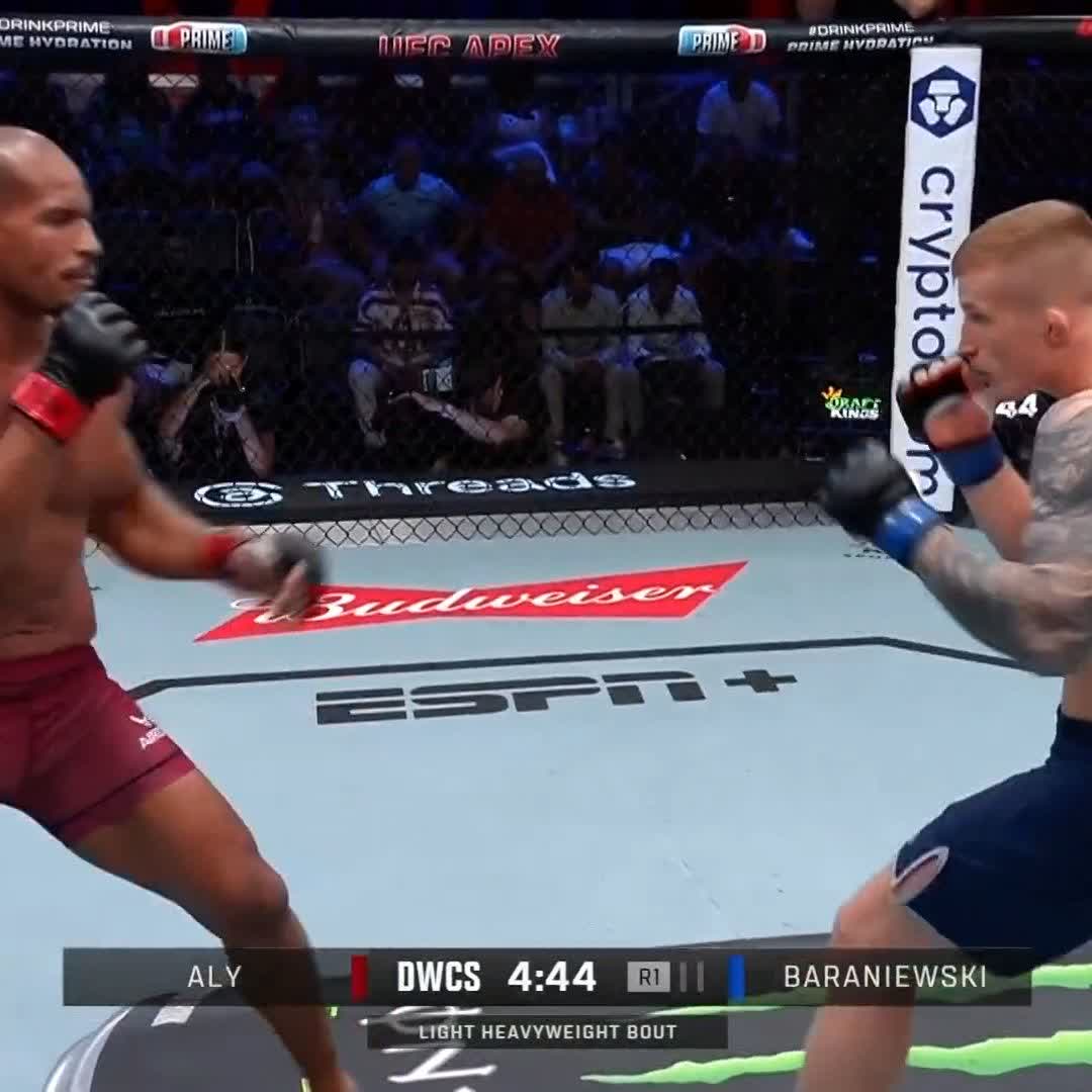 20 SECOND KO 😱🇵🇱 Iwo Baraniewski showing off that Polish power early at #DWCS!