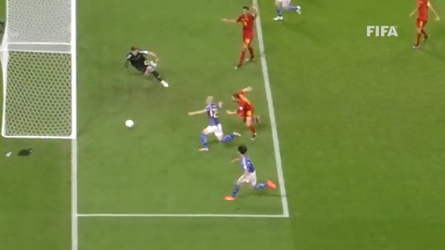 Para comparar con el gol correctamente anulado a Vélez, es la misma cámara 𝗽𝗲𝗿𝗽𝗲𝗻𝗱𝗶𝗰𝘂𝗹𝗮𝗿 a la línea de meta con la que se convalidó el gol de Japón ante España en Qatar 2022: en ese caso una parte de la pelota estaba sobre la línea. Hoy no.