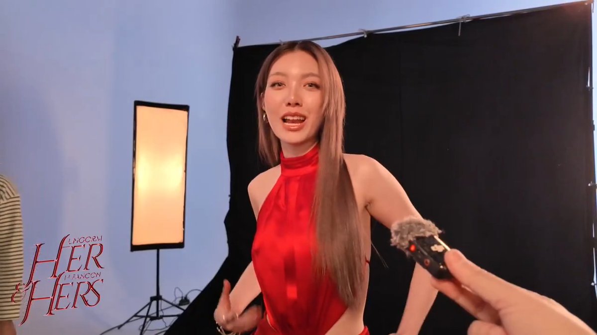Behind Her & Hers EP2 ชุดแดงเกือบไม่ผ่าน เพราะคนข้างๆหวงมาก HER & HERS LINGORM 1st FANCON 🗓️ วันที่ 8 พฤศจิกายน 2568 📍ที่อิมแพ็ค อารีน่า เมืองทองธานี 📌จับจองบัตรได้วันที่ 20 กันยายนนี้ ⏰ เวลา 9:00 น. – 11:00 น. (GMT+7) เปิดจำหน่ายที่เคาน์เตอร์เซอร์วิสในร้าน 7-Eleven ทุกสาขาทั่วประเทศไทย เฉพาะผู้ที่ถือบัตรประชาชนไทยเท่านั้น (เปิดทุกโซน แต่ไม่ทุกที่นั่ง) ⏰ เวลา 13:00 น.(GMT+7) เป็นต้นไป เปิดจำหน่ายทุกที่นั่ง ทางเว็บไซต์ และเคาน์เตอร์เซอร์วิสในร้าน 7-Eleven ทุกสาขาทั่วประเทศไทย #LINGORM1stFanCon #หลิงออม #LingOrm