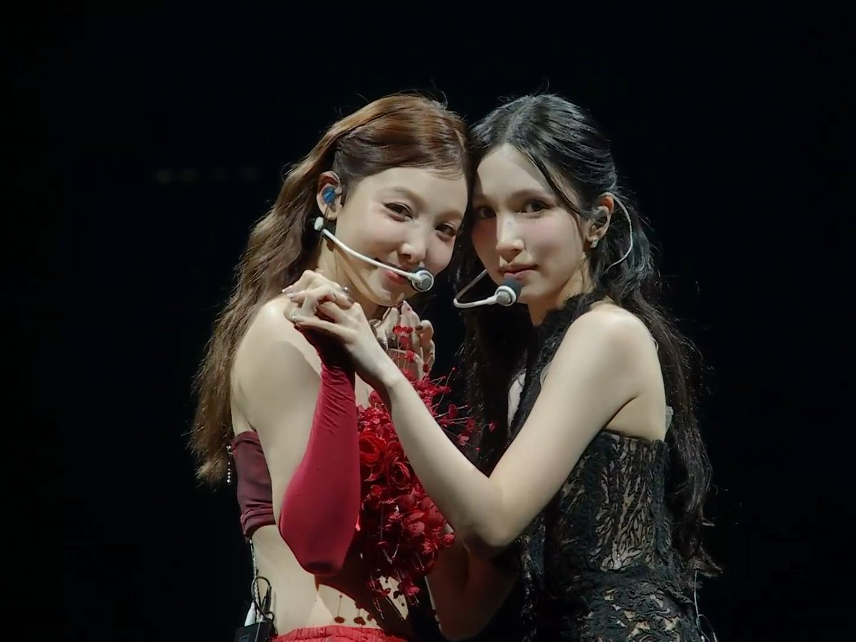 MINA AND NAYEON'S EMBRACE DURING THEIR FACE OFF TODAY