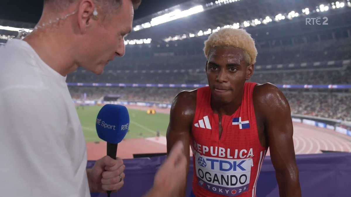 'Habla Ingles?' David Gillick has a brief bilingual conversation with Alexander Oganda of the Dominican Republic after his 200m heat 😂 📺 Watch Day 5 of the World Athletics Championships live on RTÉ2 & RTÉ Player