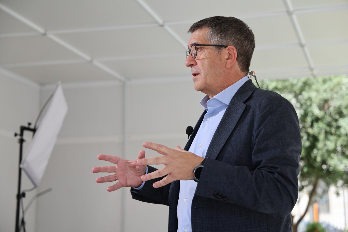 ¿Por qué sí banderas de Ucrania y no de Palestina? ¿Por qué se expulsa a Rusia del deporte internacional y no a Israel? El mundo debe abrirle los ojos a la sociedad israelí: lo que hace su Gobierno en Gaza es un genocidio. Callar es complicidad.