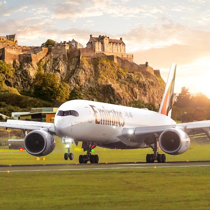Naebody does golden hour landings like Edinburgh. 🏴󠁧󠁢󠁳󠁣󠁴󠁿✈️
