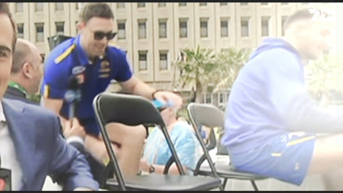 "It was a $50,000 fine (to miss the parade) and the club goes, Yeah, no worries we’ll pay it’ … Gill might have got on the phone and said if he doesn’t get to the play [he’s] not playing.” Internal bleeding the day before the Grand Final and a tap on the shoulder from the boss to make sure he didn't miss the parade... what a story 😅