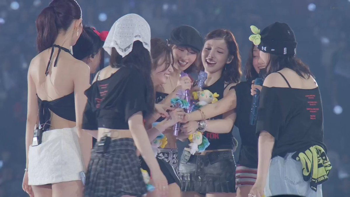 MISAMO TOOK THE SKIRT OFF THE DOLLS SO THE GIRLS WERE CALLING THEM PERVERTS "HENTAI MOMO-CHAN HENTAI" 😭😭