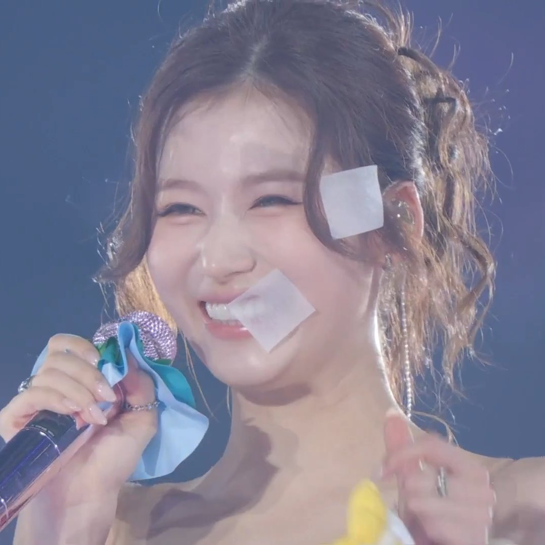 THE CONFETTI LANDING ON SANA'S MOUTH IN THE MIDDLE OF HER SPEECH, HER CUTE "EH??" 😭