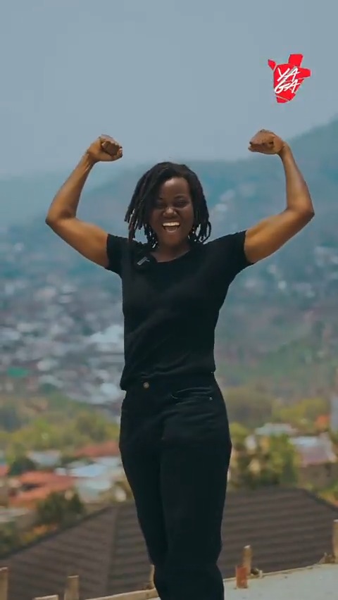 💪🏾 Elle vient de faire 97 km à pieds, de #Bujumbura à Province Gitega, le centre du pays. Elle entame bientôt un autre trajet de 107 km, cette fois-ci au sud du pays. #abatwip, Florence Irakoze (vous) demande : "qui partira avec moi ?" ☺️ #sport