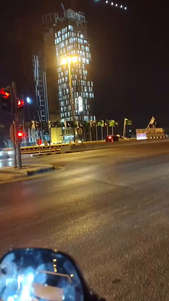 یہ ویڈیو اپ کو تو خوش کرے گی ،لیکن یوتھیوں کیلئے صرف تکلیف کا کام کرے گی ۔ سعودی عرب میں شہباز شریف کے استقبال کیلئے پاکستنی پرچم لہرائے جا رہے 🇵🇰✅💚