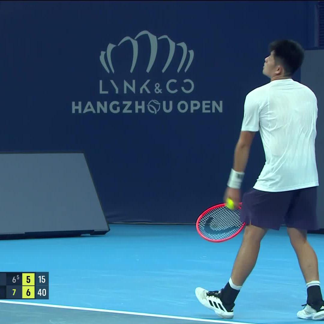 A happy return to Hangzhou for Yibing Wu! 🇨🇳 He defeats Mannarino 4-6 7-6 7-5 👏 #HangzhouOpen