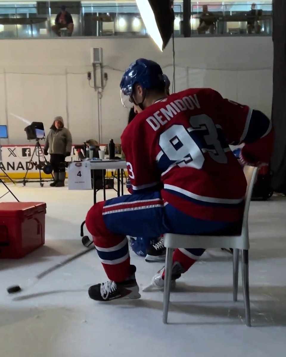 Ne vous inquiétez pas, Demi a trouvé le moyen de s'entraîner PENDANT le photoshoot You can take Demi away from hockey but you can't take hockey away from Demi #GoHabsGo