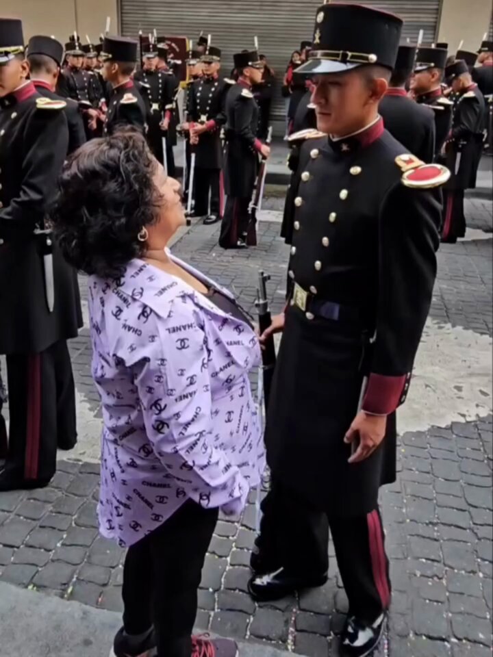 Una madre viendo a su hijo Para ella, el no es un Soldado, un wacho, un militar, simplemente es su hijo, su niño, su bebé Y para él, su autoridad máxima, es su mamita Agradecemos a todas las personas que nos demostraron su apoyo en el Desfile Militar 2025, los buenos somos mas