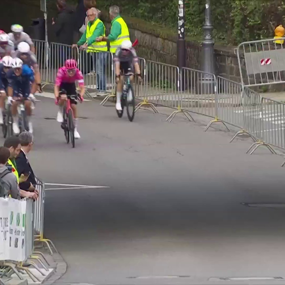 Vainqueur de la 1re étape du Tour du Luxembourg, Romain Grégoire (Groupama-FDJ) a lancé son sprint à plus de 300 mètres ! Sur cette arrivée avec des pourcentages, le Français a tenu Marijn van den Berg, qui n'a pas réussi à le doubler. #SkodaTour