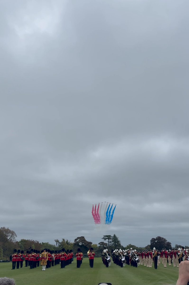 AMAZING! Joint 🇺🇸🇬🇧 flyover with F-35’s and Red Arrows!