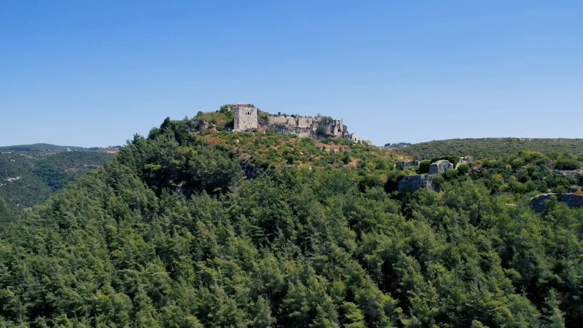 #Syria: Salah Al-Din Castle in #Latakia province. The Castle is based on a Byzantine fortification, later completely reshaped and expanded by the Ayyubids and Mamluks from the 13th century onward. It is famous for its spectacular Eastern rampart, built directly above a 30-meter-deep moat dug (by hand) into the rock (visible at 0:10). Location: