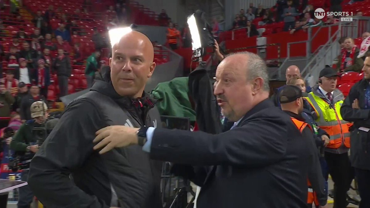 Arne Slot is embraced by Champions League-winning former Liverpool manager Rafa Benítez 🤝 📺 TNT Sports & discovery+ UK