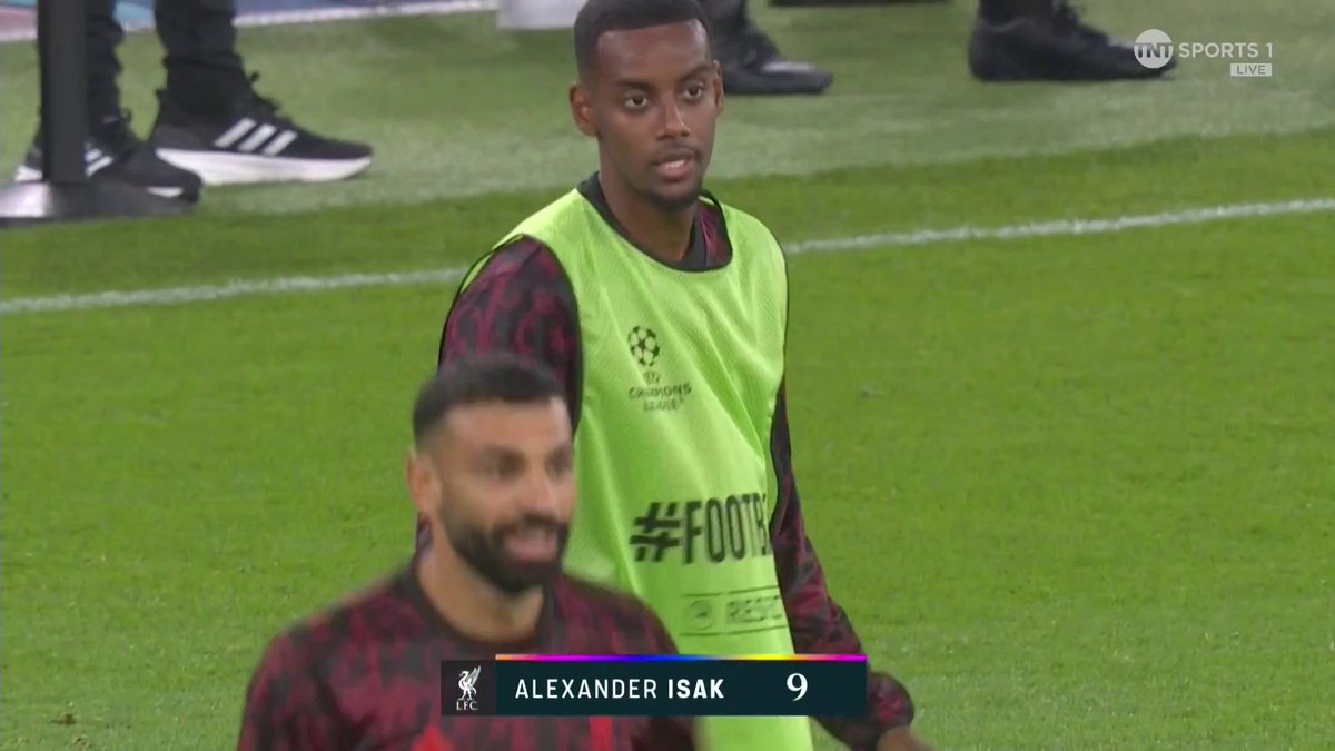 "I expect him to be nervous... you have to be" 😳 Steve McManaman and Michael Owen talk Alexander Isak and how he'll be feeling ahead of his Liverpool debut. 🎙️ Laura Woods 📺 TNT Sports &amp; discovery+ UK
