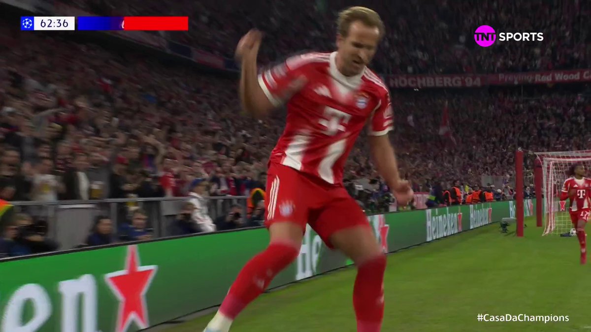 Quem erra assim na frente do Kane, já sabe o que vai acontecer a seguir Custou 100 milhões de euros e, em 2 anos de Bayern, já tem 95 gols Uma das contratações de €100M+ mais certeiras da história