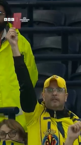 This Villarreal fan wanted to take matters into his own hands for this Xavi Simons tackle 🟥😅