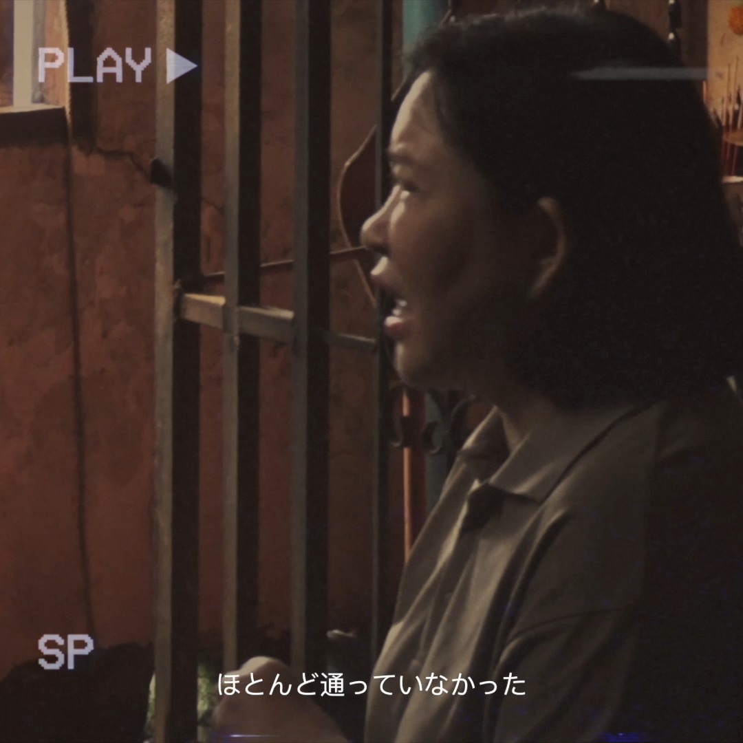 「窓の横を漂っていったのは、女性の生首だった…その顔は死体のように青白く、目は血のように赤く輝いていた…」