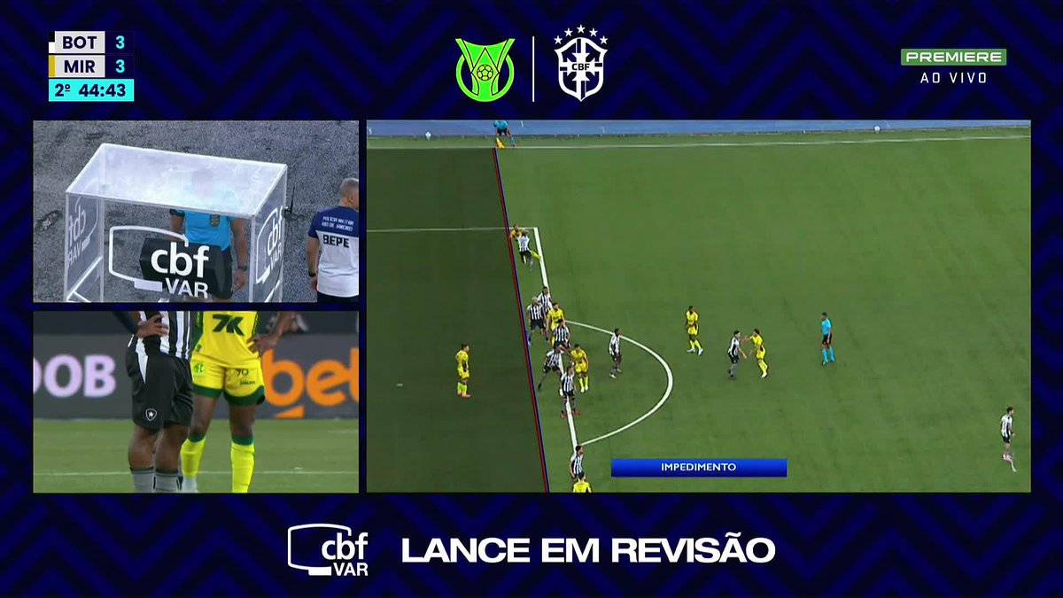 O lance que o Mirassol reclamou de pênalti contra o Botafogo. Arbitragem marcou impedimento. PC de Oliveira, da Globo, afirma que houve erro primário da arbitragem ao não marcar pênalti, pois a falta foi antes do impedimento. 🎥 Premiere | ge