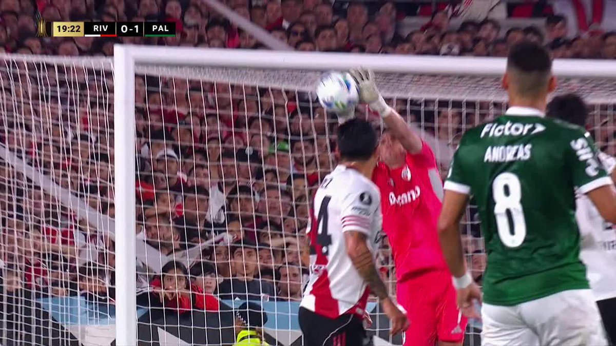 ¡FRANCO ARMANI! El arquero de River le sacó un golazo a Andreas Pereira. 📺 Mirá TODA la CONMEBOL #Libertadores por #DisneyPlus Plan Premium