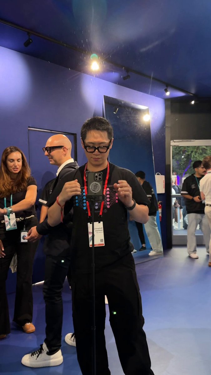 Meta Ray-Bans Display こう見えます ※肉眼にはハレーションなく映る 操作は主に4種類です ・親指+人差し指タップ 選択 ・親指+中指タップ 戻る ・親指と人差し指でつねる 回す ・親指で人差し指をなぞる 移動 リストバンドで腕の神経活動を読み取ってジェスチャーを認識してます