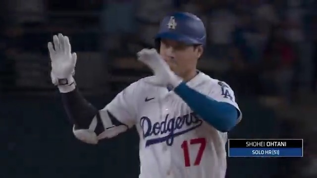 【 #ドジャース 】 #大谷翔平 2試合連発!第51号ソロホームラン💥 変化球を捉えてスタンドへと運び、悠々と打球を見送りました🔥 👉これでトップのシュワーバーとは2本差です #日本人選手情報