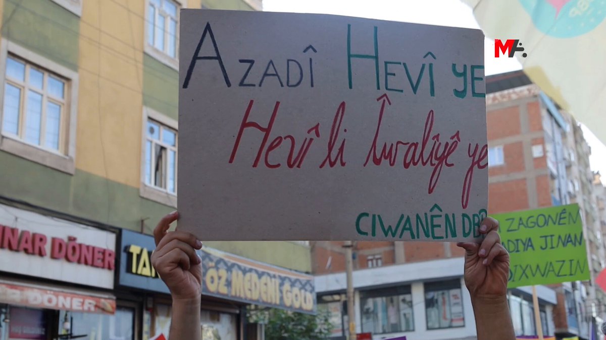 Sayın Öcalan için "umut hakkı" çerçevesinde özgürlük talep eden on binlerce kişi Amed, Van ve Mersin’de sokaklara çıktı. 7’den 70’e herkes Barış ve Demokratik Toplum Süreci’nin gereklerinin devlet tarafından yerine getirilmesini istedi. Umut hakkı, yaşam hakkıdır ve derhal uygulanmalıdır. Pêvajoya Aştî û Civaka Demokratîk dê bi azadiya fizîkî ya Birêz Ocalan xurt bibe. Mafê hêviyê pêngava demokrasiyê ye û divê demildest bê pêkanîn.