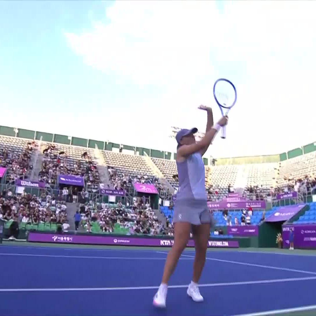 SWIATEK IN STRAIGHT SETS 💥 Iga Świątek makes her debut in Seoul with a 6-3, 6-2 victory over Cirstea. #KoreaOpen