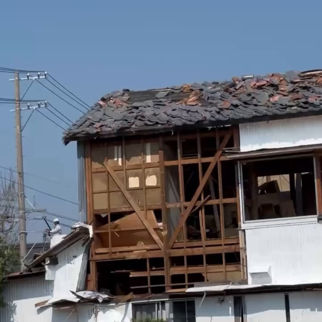9月5日に竜巻の被害にあった 静岡県・牧之原市にお邪魔した。 長文を読むのが苦手な方のためにまずは、 問題点を300文字以内で簡単に。 ――― ①日本の災害対応は、ほぼ竜巻を想定していない。 ②それにより竜巻で屋根が損傷した家屋への経済的手当がない、または不十分。 ③経済的余裕がある世帯は業者などを入れ応急修理から本格的修理へと進むが、 それ以外の世帯は、被災してからこの2週間、 雨が降るたびに雨が家屋に降り注ぎ、カビの繁殖などが拡がり困っている。 （ラッキーな人は技術系災害NPOなどに屋根にブルーシート張りをやってもらえることもあるが、技術系NPOの数も限られるので、運が良いかどうか、というレベル。） 他にも様々問題点はあるが、まずはこの点に関して、 災害対応のルールの柔軟化と経済的支援を国に強く求めていく。 （説明が足りていない部分は対政府申し入れでご確認ください＞＞ ） ――― さて、 ここからは少し詳しく、現場の声も一部お伝えする。 今夏も豪雨や台風による被害が相継ぎ、 現在も各地で復旧作業が続いている。 ここ牧之原では瞬間風速75メートルに達する竜巻被害が発生した。 竜巻被害では屋根への被害が大きかった、と言われている。 一方、国には竜巻の被害を想定し、 それに特化した十分な対応策がある訳ではない。 これまでの災害（地震・台風、豪雨など）では、 屋根の被害は軽く見られてきた。 （過去災害での屋根被害への支援を求める山本質疑＞＞ 2024年1月29日 参議院予算委員会 ） 災害の被害認定の基準は、 地震でどれだけ家が傾いたか、 水害で家屋のどの高さまで浸水したか、などが中心で、 台風で屋根の一部が飛ばされた、地震で屋根瓦がズレて雨漏りする、 屋根に穴が空いた、など被害の多くが、 「一部損壊」という1番軽い被害にされることが常態化。 被害を認定する調査では屋根に登って状況を確認することはマスト（要件）にはなっていないのだから、屋根が見過ごされる、軽視されるのは当然とも言える。 生きる上で住居は絶対必要で、 その中でも屋根は大変重要なはず。 だが、経済力次第で修理できる家と、 そうでない場合は、 朽ちるまではブルーシートでなんとか雨を防ぐ、 という事実上の放置が災害のスタンダードとなってきた。 （事態を重く受け止めた自治体が独自に助成などを行うことはあった） 住宅など屋根への被害が大きいとも言われる竜巻。 それに特化した家屋の被害判断を行える基準はない。 既存の判断基準を援用しながら今回の竜巻の被害が査定されることになる。 当然、屋根に対する対応は緩い（手薄）ままになる可能性が高い。 9月17日、現地を訪れると、 屋根ごと吹き飛ばされたようなアパートが目につき、 一戸ずつ声をかけていくが、反応がない。 最後の部屋に高齢の方がいらっしゃったので、 話を聞かせていただく。 すごい被害ですね。 避難所で生活されているんですか？ いや、こっちの方が気楽だからここで生活してる。 大家さんがもう壊す、解体するから 「早く出て行ってくれ」って騒がれてる。 被災してから12日目ぐらいですよね。 「ここから出てくれ」って言われたのはいつ頃ですか？ 2、3日前から。 でも、行き先がね。 引っ越すしかないんですけど。 なかなか家賃的なこともあるもんで。 同じ家賃くらいの物件が見つからない、ってことですか。 現在の家賃は？ 今の家賃は4万円くらい。 他の物件は6万以上。 7万、8万のとこはね、空いているんですけど。 年金生活には厳しい。 例えば、一旦避難所に入る、という選択肢はないんですか？ 行かないよ。 こっちの方が、気が楽だから。 結構、屋根がやられてますよね。 雨、大丈夫ですか？ 雨漏りします、ひどいです。 上を見てください、こんなんですからね。 雨が降った時にどうやってしのいでいますか？ ほとんどそのままですね。雨ふると部屋はもうぐちゃぐちゃです。 畳も真っ黒になっちゃって。 食事はどうされています？ スーパーで。 4店舗ぐらいあるんだけど、今は一軒しかやってない。 お弁当とかね、レトルト、パンとか菓子パンとか、そういったものを買って。 3日ほど前から、 避難所でお弁当が出るようになったと聞きました。 貰いに行くことはないんですか？ そちらは行ってないです。 遠いから。 （国の災害救助法では、避難所でお弁当や炊き出しを行うための費用が出る運用。 周辺住民であっても必要であればそれをもらえるのが一般的。 自治体によっては高齢者世帯に配達することやっていたりもする。 このあと役所でも聞いたが、住民からの要望もなかったので行ってこなかった、とのこと。住民は飲食店などを利用しているから、と。経済的に余裕がなければ、そのうち行き詰まる考え方なのでは？） 次に家の前で作業されていた方に声がけ。 実家の親が心配になって娘と息子が手伝いに入っているとのこと。 罹災の申請はしたんですか？ 申請は出しました。 証明書が出るのは、22日以降らしいです。 確定にはもう少し時間かかる、と。 どんな被害でしたか？ 竜巻で屋根がダメになった。 そっちから遠巻きに見ていただくとわかるけど、 全面シートを貼っている状態です。 残ってた瓦も全部下ろして。 運良く技術系ボランティアの方が来てくれた。 屋根の作業をやってくれた。 1日半かけてシートを張ってくれてラッキーでした ブルーシートはどうやって入手を？ 市からいただいたやつです。 シート自体はくれましたけど、貼るのはそれぞれやってと。 「素人は屋根に乗らないで」って言われたけど、じゃあどうすれば良いのって。 何もできないで途方に暮れていたら、 隣の家でNPOさんが作業してて、たまたまうちが酷いのを見つけてくれて 「入りますよ」って言ってくれた。 屋根はほぼ全面ですね。 屋根のシート、貼り終えたのいつですか？ 昨日です。昨日の夕方。 え、竜巻があってから12日間経ってるのに、 屋根にシートを貼れたのが昨日？ その間にも雨降りましたよね？ どうしてたんですか。 どうしようもないです。 寝てても、 なんか音すると、「あ、雨降ってきた」とか起きて夜中に雨漏りの心配して。 強い雨の時は、もう手のつけようがないって感じですね。 すごい降ったんですよ、この間ね。すごかったです。 ひどい雨漏りの日は夜中に3回ぐらい起きて、水絞って、また寝て。 今、1つだけ国に言える、としたら？ 何を言いますか？ 私たちからすれば、 総裁選やっている場合じゃないんですけど、って感じです。 他には？ ここら辺、高齢者が多くて。 地域から出ちゃってる人も多いです。 家を壊すにしても修理して済むにしても、お金が掛かるじゃないですか。 そういう保証面とか、たぶん皆さん必要でしょうね。 冬が来る前に何とかしてほしいです。 ものすごい究極の暑いのももう去ったし、今はまだいいんですけど、 冬が来る前に何とか年寄りが暮らせるようにして欲しい。 行政に相談しても、「ホームページ見てくれ」が多くて。 高齢者が、スマホ使いこなしてホームページなんか見れないじゃないですか。 全く寄り添ってないっていうのも、 災害時って特に問題だと思うんですよ。特に老人が多い地域は。 -- 豪雨・竜巻被害を受けた住宅に対する応急修理費支給の拡充を求める要請（2025年9月18日 れいわ新選組）