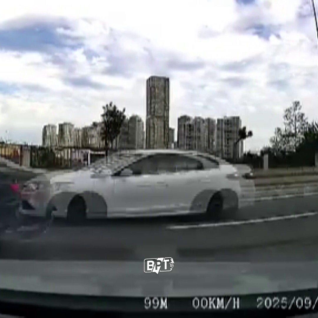 Başakşehir'de iki sürücü arasında yol verme tartışması yaşandı. — Sürücülerden biri, araçtan inen diğer sürücüye çarpıp sürükledi. — Sürüklenen sürücü ağır yaralanırken, diğer sürücü gözaltına alındı.