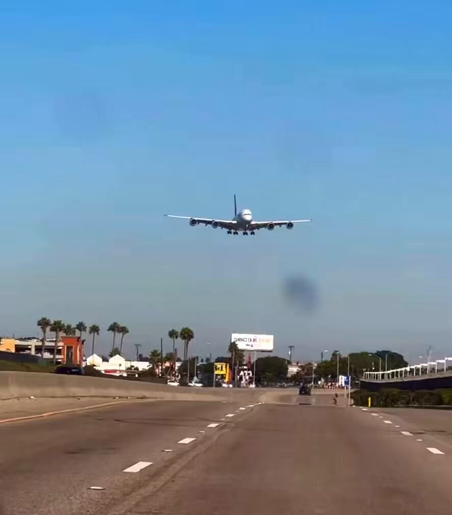 An #Airbus 380 landing like you’ve never seen it before 🩵🩵🩵 . . . 🎥©️Airplane spotter