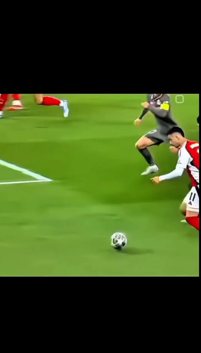 Imagina lo unineuronal que tienes que ser para decir que la mano del jugador del Marsella es penalti y después negar esto.