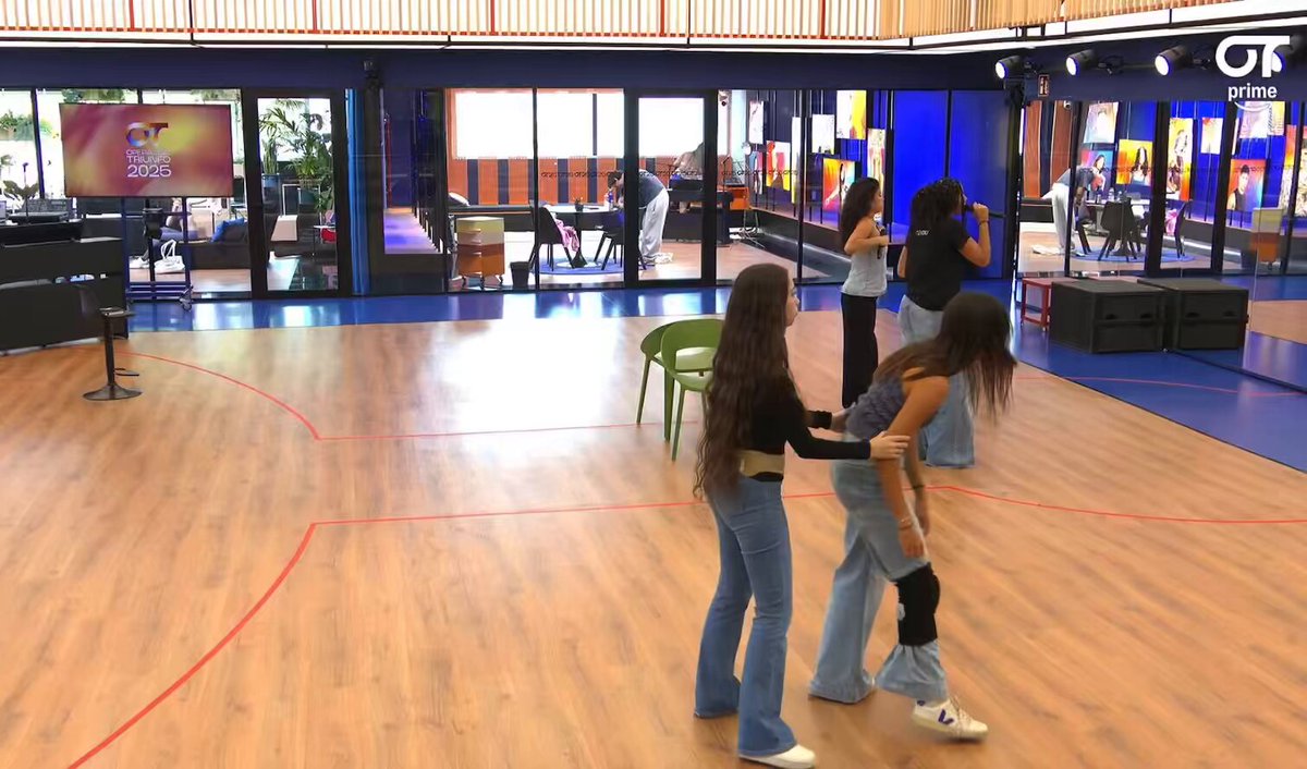 ahora mismo en pantalla la representación de cómo en una gala 1 y en general se les exigen más a las chicas a diferencia de los tíos, siempre es lo mismo, nada cambia y en parte es por cómo está estructurada esta sociedad 😴 #OTDirecto18S