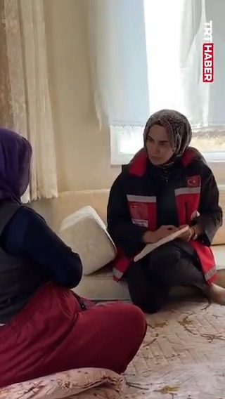 112 Acil Çağrı Merkezi'ni 6 ayda 3 bin kez aradı. Siirt'te 112'yi gereksiz yere arayan kadına 2 kez idari para cezası kesildi. Cezalara rağmen aramaya devam eden kadın, Aile ve Sosyal Hizmetler Bakanlığı'nın psikososyal desteğiyle çağrılara son verdi.