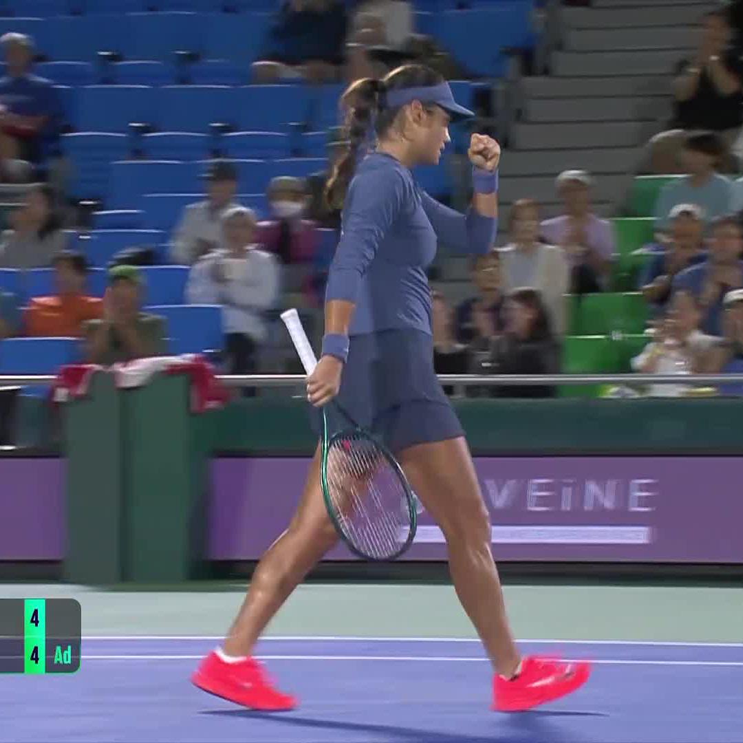 Whipping up a magical shot to hold 😮 Emma Raducanu | #KoreaOpen