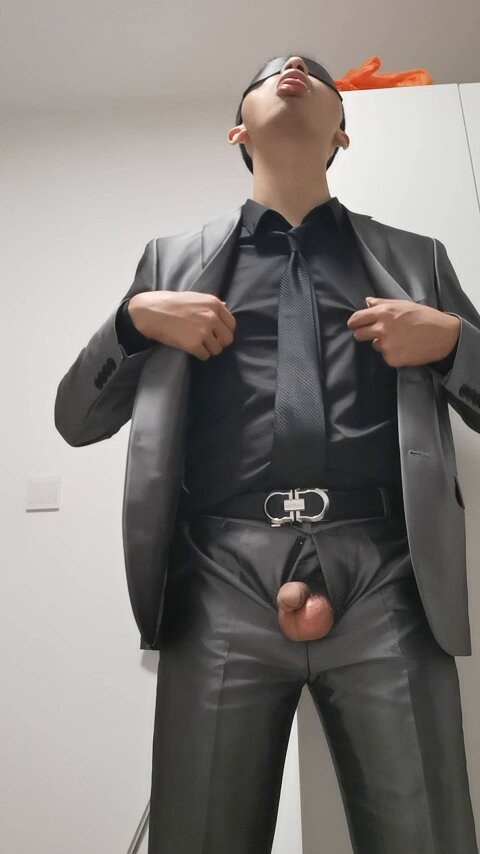 正装调控（二） 骚狗，你又在发情，鸡巴上的液体和口水一起流出来了吧 呜呜 是不是满🧠想着被主人胁迫，调教啊哈哈哈 是主人 继续，骚狗，下面还有惊喜等着你，一点一点开发你，变成无脑骚狗😄 #正装狗奴 #网调正装奴 #爷们发骚
