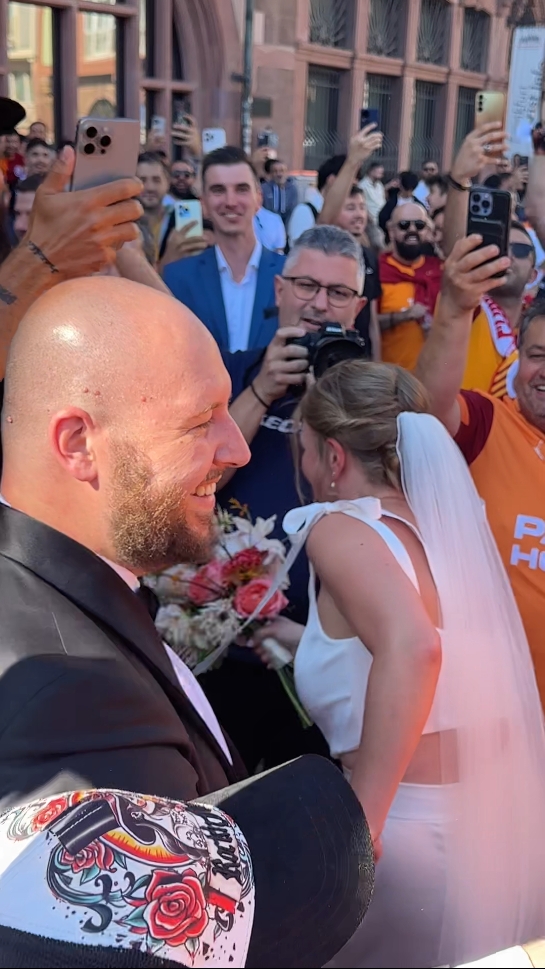🙂💛❤️ Galatasaray taraftarları, Frankfurt'ta toplandığı alanda bulunan Belediye Sarayı'nda evlenen Alman çifte üçlü çektirdi.
