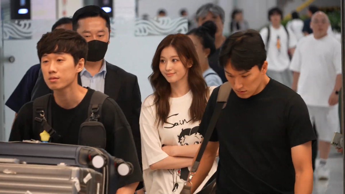 Sana has arrived back in Korea from Japan after the NE:AR event.