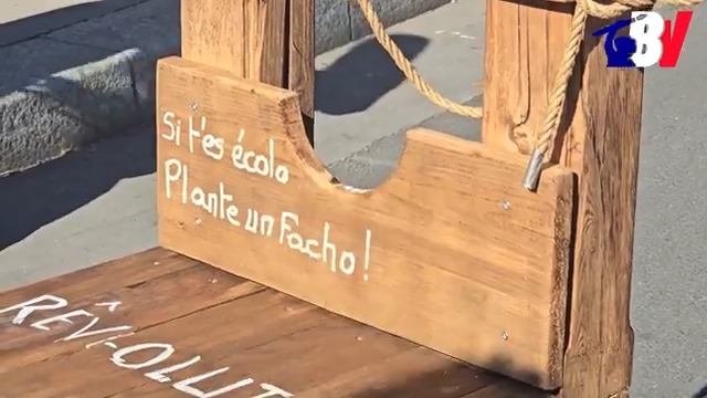 📹 Une fausse guillotine a été érigée par des manifestants près de la place de la Bastille. On peut y lire « Bolloré, Arnault, Stérin : couic » ou encore « Si t’es écolo, plante un facho ».