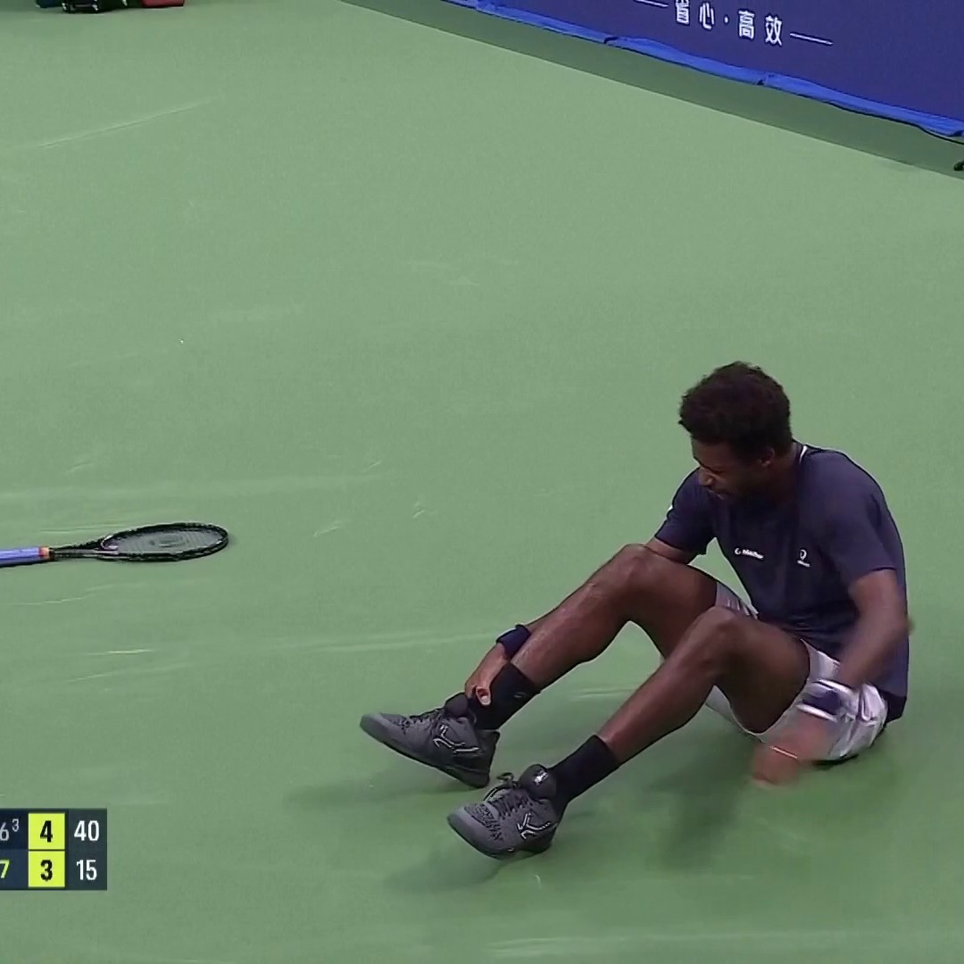 😬 L'image de la chute de Gaël Monfils à Chengdu. Touché à la cheville, le Français a abandonné face à Shevchenko...