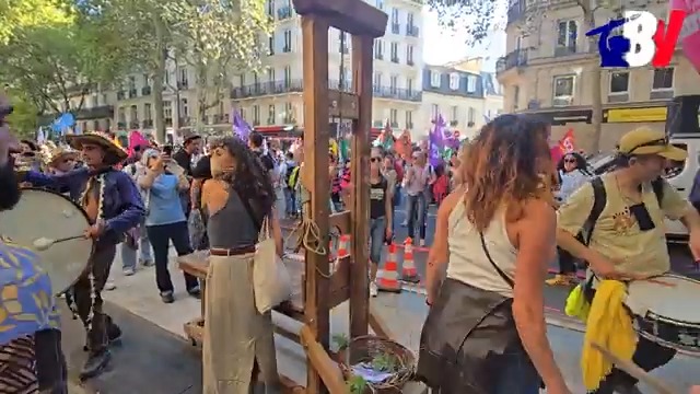 📹 La guillotine est portée en triomphe au sein de la manifestation du 18 septembre, encadrée par un cortège de danseurs frénétiques et de musiciens.