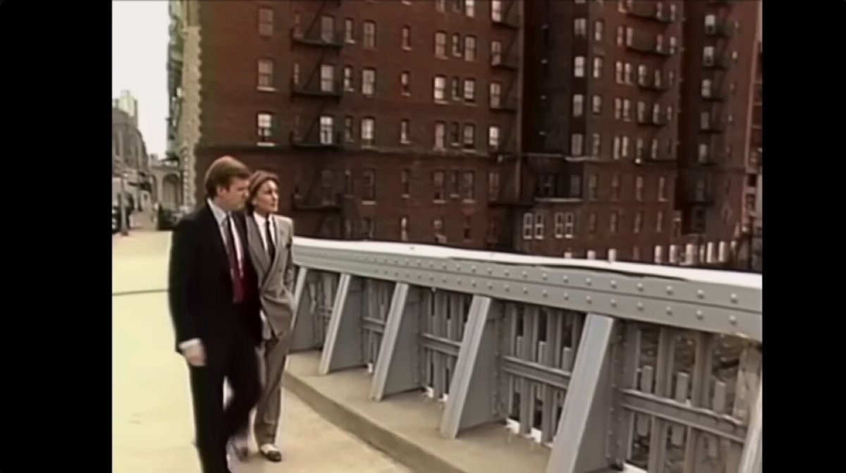 Wiecie jak problem spekulacji deweloperskiej rozwiązuje się w kapitalizmie? Nakłada się podatek od wartości gruntu. Na filmie mamy przykład Trumpa i NYC: 1⃣Rada miasta nie zgodziła się na zmienę planów zabudowy (wolny ryneg, mogę budować co chcę XD) 2⃣Trump za każdy rok, bezczynnego kiszenia działki musiał zapłacić 30 mln dolarów. Singapur: nakłada podatek wysokości 35% wartości zakupionej działki jeżeli w ciągu 2 lat deweloper nie rozpocznie budowy lub w ciągu 5 lat nie sprzeda co najmniej 90% lokali. W Polsce? Podatek to złotówka za metr gruntu. Nie zmyślam nic. JEDNA ZŁOTÓWKA ZA METR. W normalnych krajach, jak nie korzystasz z gruntu to podatek zmusza Cię do odkręcenia podaży i sprzedaży działki. W Polsce jak nie korzystasz z gruntu to kręcisz wora całemu społeczeństwu, a ono prosi o jeszcze.