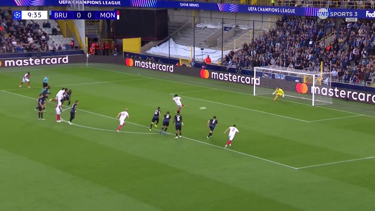 Simon Mignolet gave away a penalty to Monaco, he then proceeded to save the penalty and celebrate in the referee’s face getting himself a yellow card… Simply brilliant 😂😂😂