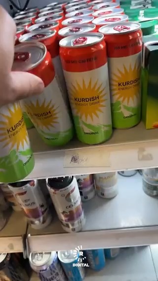#VÎDEO - ❝Kurdish Energy Drink❞ derket ☀️ Karsazê Kurd ê ji Rojavayê Kurdistanê Emîn Osman, dest bi çêkirina vexwarineke enerjiyê ya bi navê ❝Kurdish Energy Drink❞ kiriye ku bi Alaya Kurdistanê hatiye xemilandin ☀️ ❝Kurdish Energy Drink❞ niha li marketên Swêdê tê firotin 📹 Emîn Osman ji Rûdawê re şand