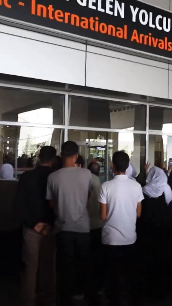 PKK’lı terörist Ahmet Temiz tahliye edildi. Temiz’i havaalanında karşılayan grup ilginç sesler çıkarttı.