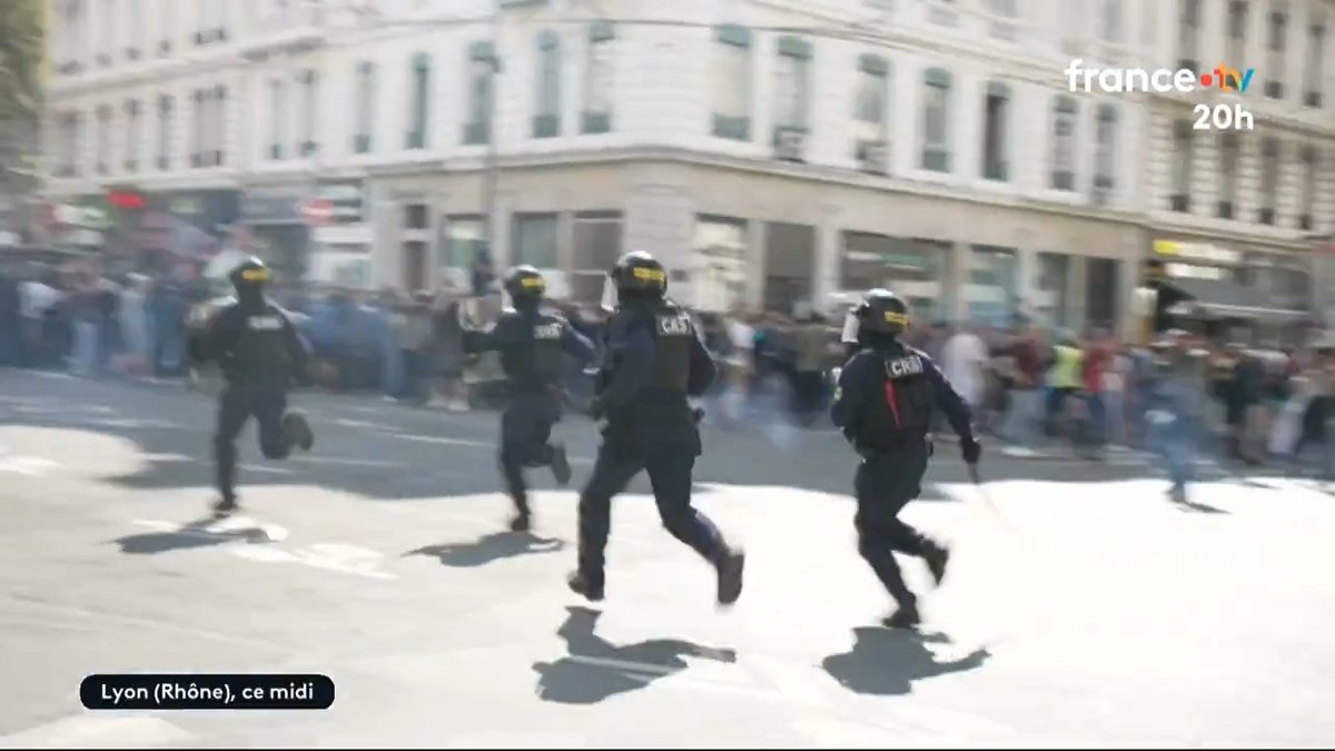 🔴 Soutien à notre collègue journaliste de France TV, blessé au dos lors d’une manifestation à Lyon. Nous pensons à lui ce soir. #JT20h