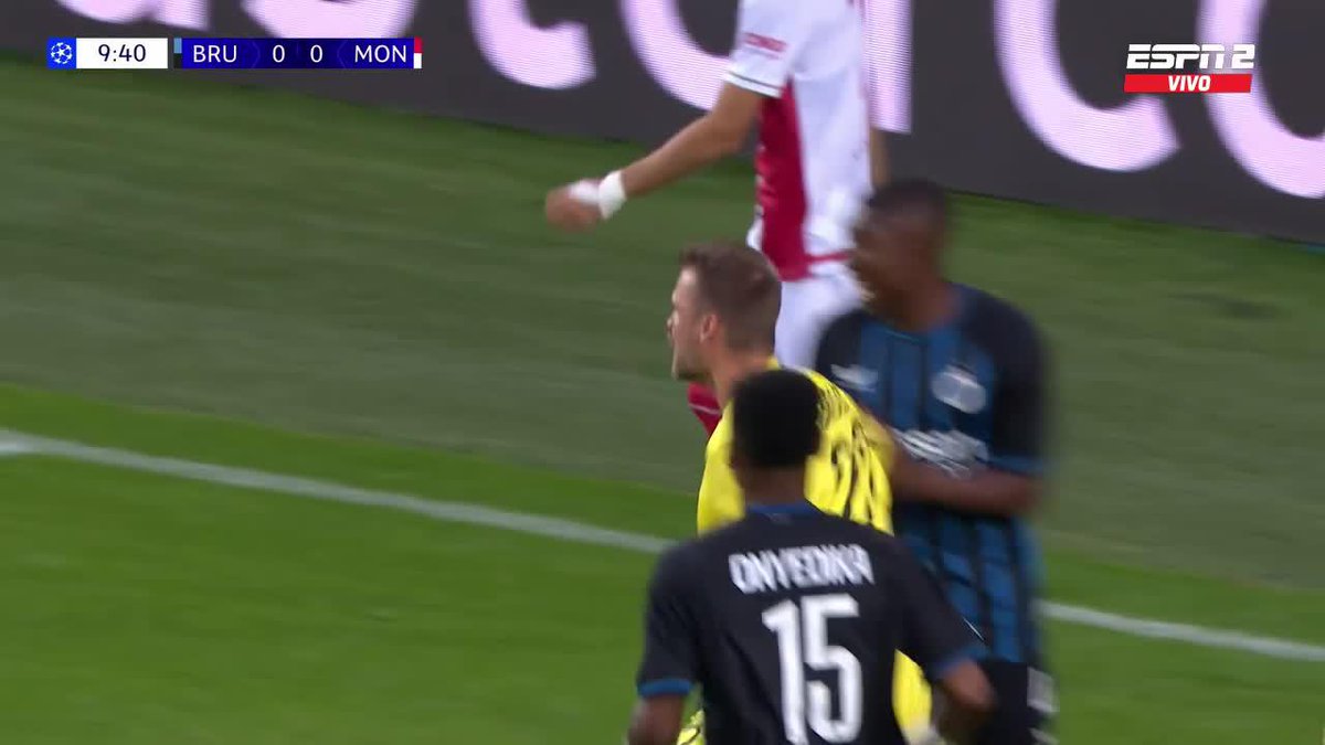 Simon Mignolet provocó un penal en Brujas-Mónaco, LO ATAJÓ y SE LO GRITÓ AL ÁRBITRO EN LA CARA. Se ganó la amarilla por el festejo y 10 MINUTOS después se fue LESIONADO. JAJAJA, el estreno más tranquilo de la Champions League. 😅🇧🇪