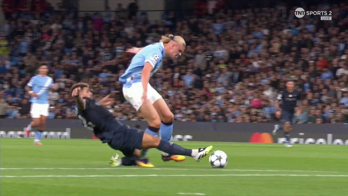 Napoli are down to 10 men after Di Lorenzo receives a straight red for a challenge on Haaland ❌ 📺 TNT Sports &amp; discovery+ UK
