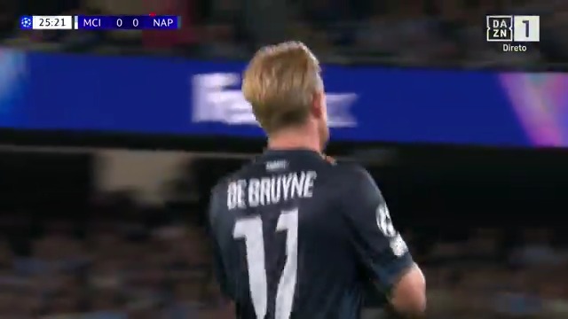 KDB é substituído aos 26' e os adeptos do City fazem-se ouvir. 🤩 @championsleague | Manchester City 0 x 0 Official SSC Napoli Não é só Champions. É DAZN. Adere já e aproveita 𝟏 𝐌𝐄̂𝐒 𝐆𝐑𝐀́𝐓𝐈𝐒 👉 #DAZNChampions